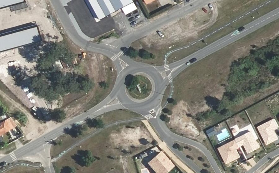 Vue aérienne du Rond-point anonyme n°885506001