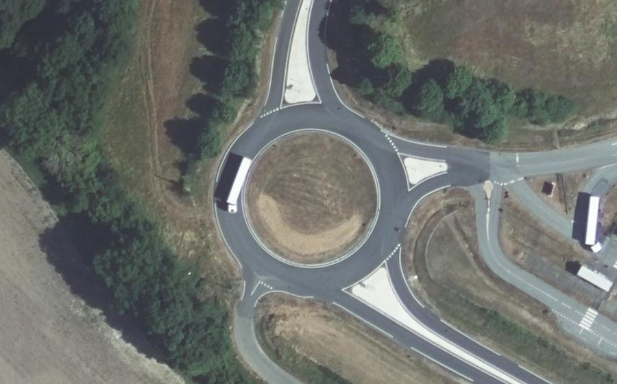 Vue aérienne du Rond-point anonyme n°88575608