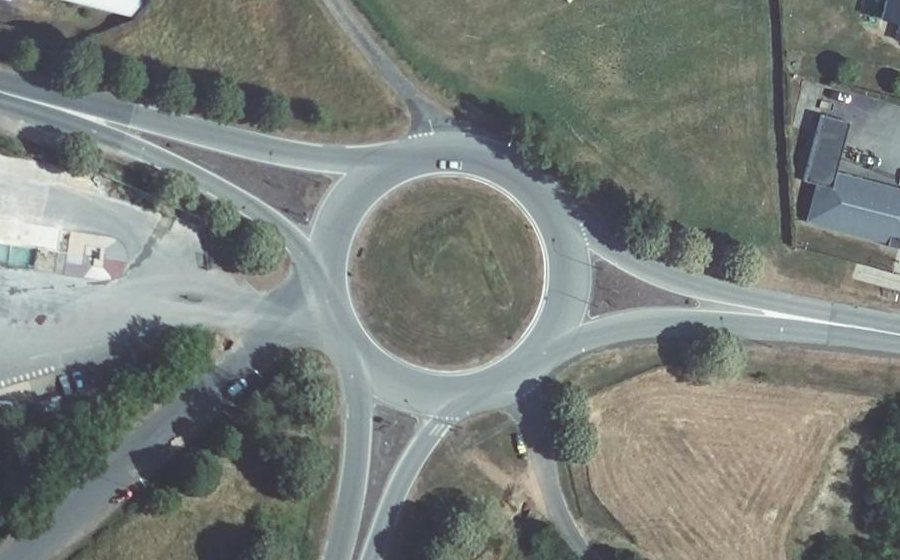 Vue aérienne du Rond-point anonyme n°88577097