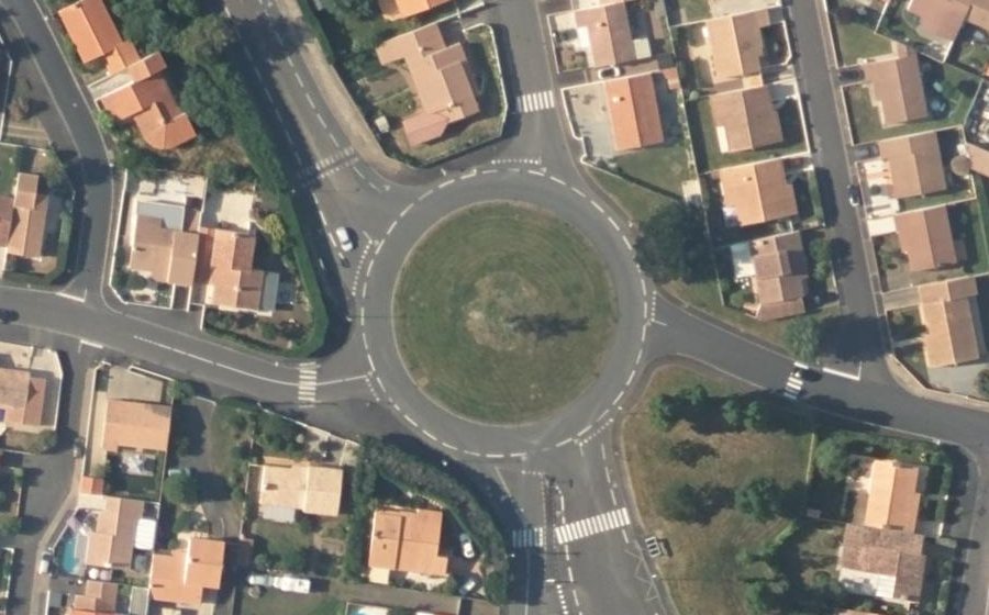 Vue aérienne du Rond-point anonyme n°88595627