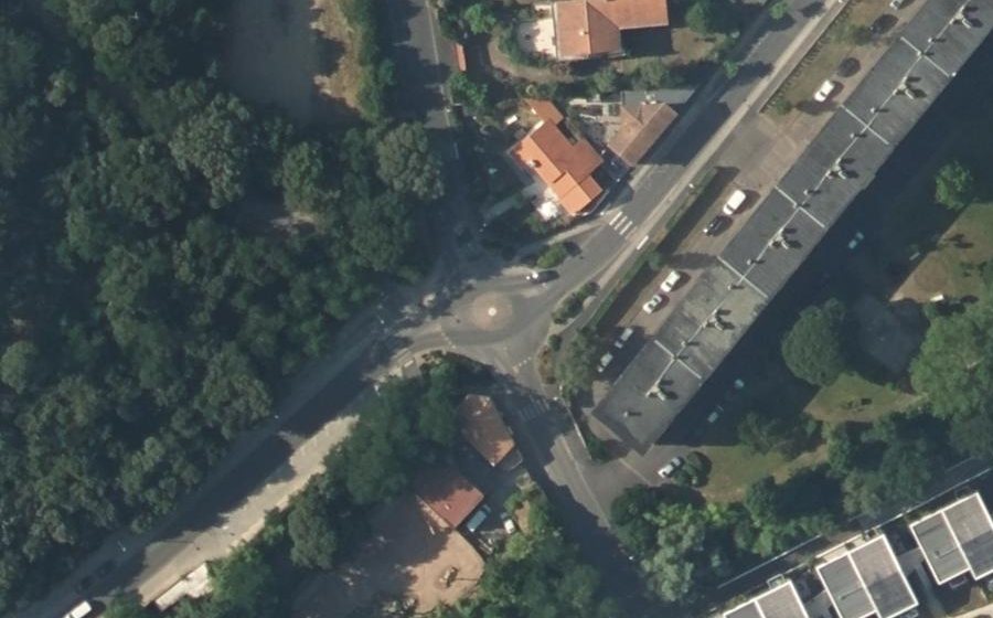 Vue aérienne du Rond-point anonyme n°88595635