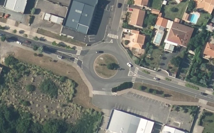 Vue aérienne du Rond-point anonyme n°88598607