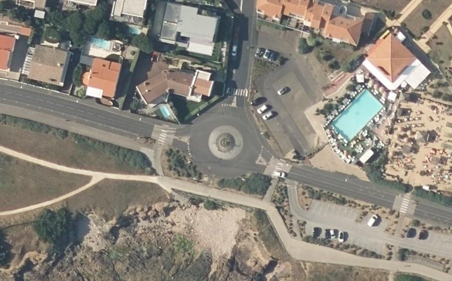 Vue aérienne du Rond-point anonyme n°88598616