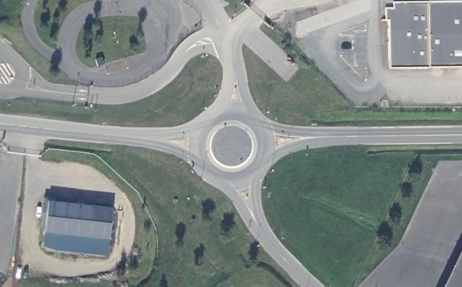 Vue aérienne du Rond-point anonyme n°886151536