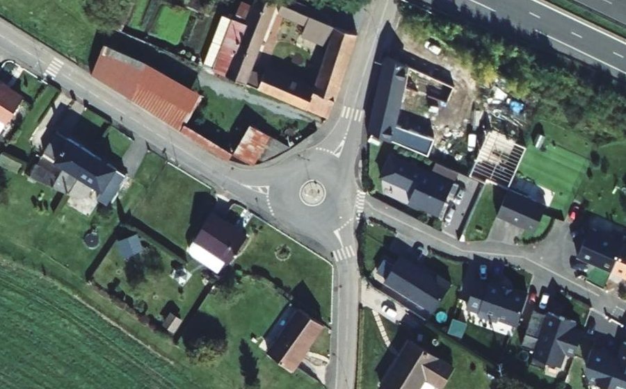 Vue aérienne du Rond-point anonyme n°88713612