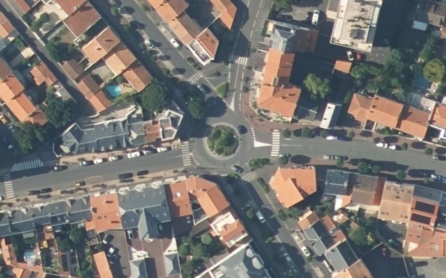 Vue aérienne du Rond-point anonyme n°88715274