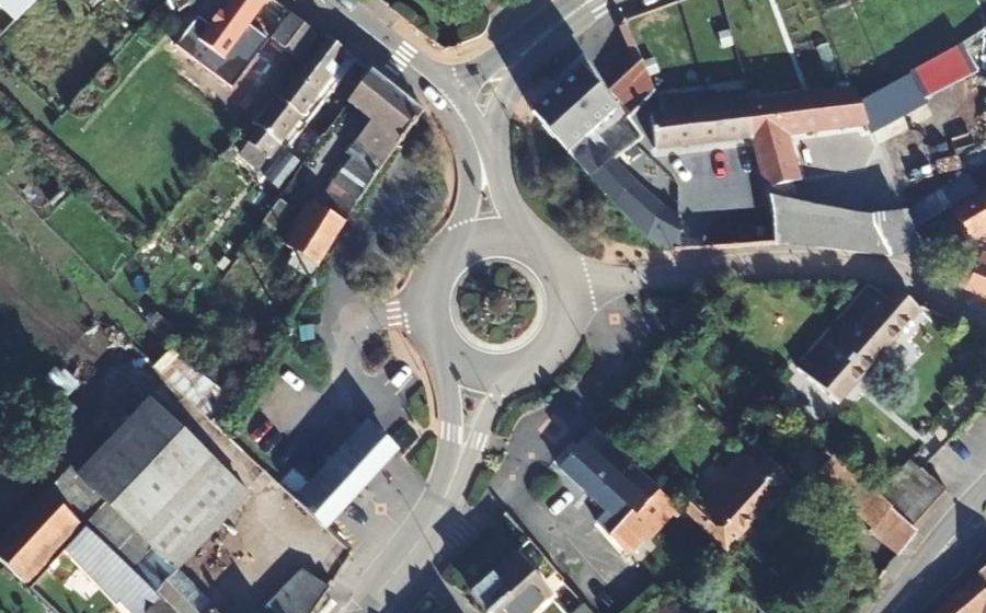 Vue aérienne du Rond-point anonyme n°88729868