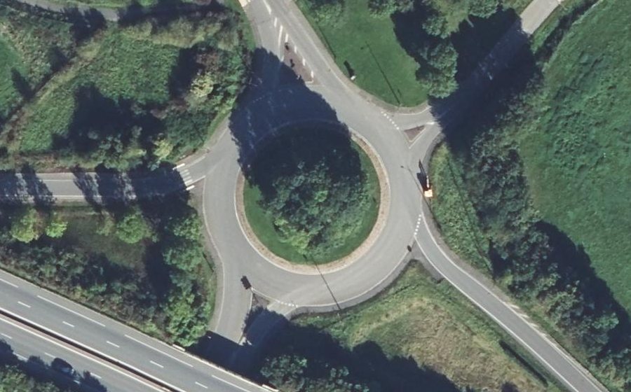 Vue aérienne du Rond-point anonyme n°88729896