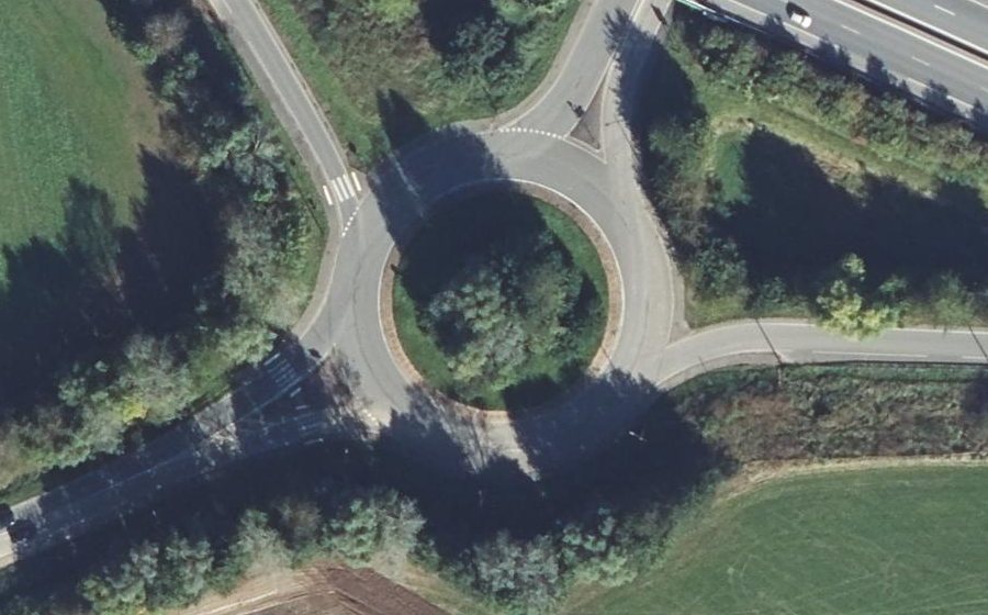 Vue aérienne du Rond-point anonyme n°88729928