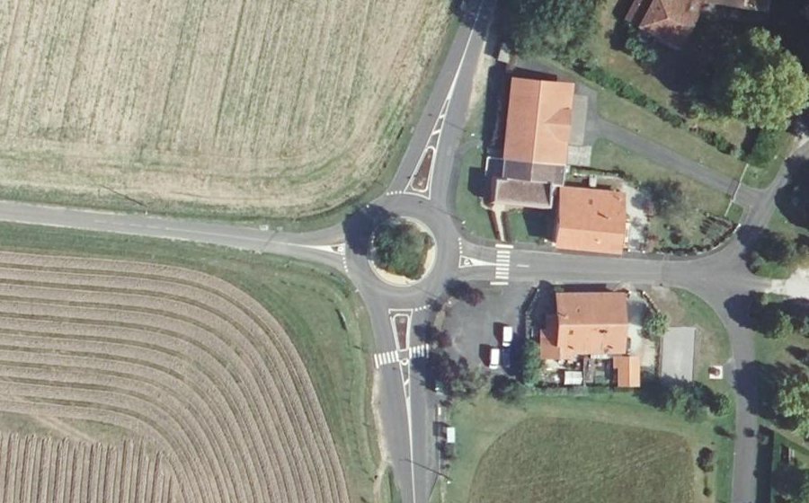 Vue aérienne du Rond-point anonyme n°88739358