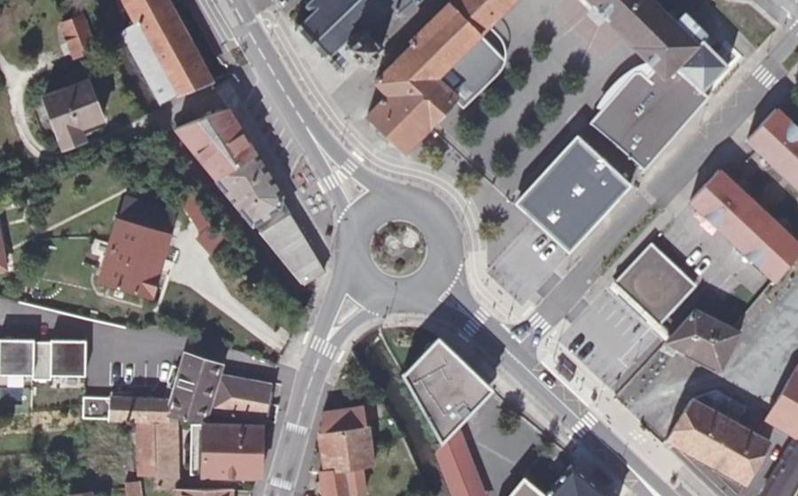 Vue aérienne du Rond-point anonyme n°88762303