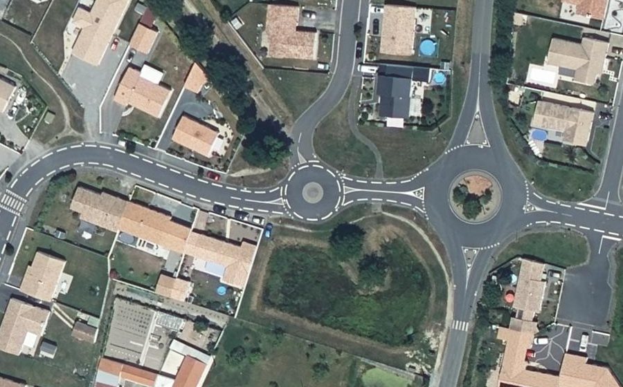 Vue aérienne du Rond-point anonyme n°887806594
