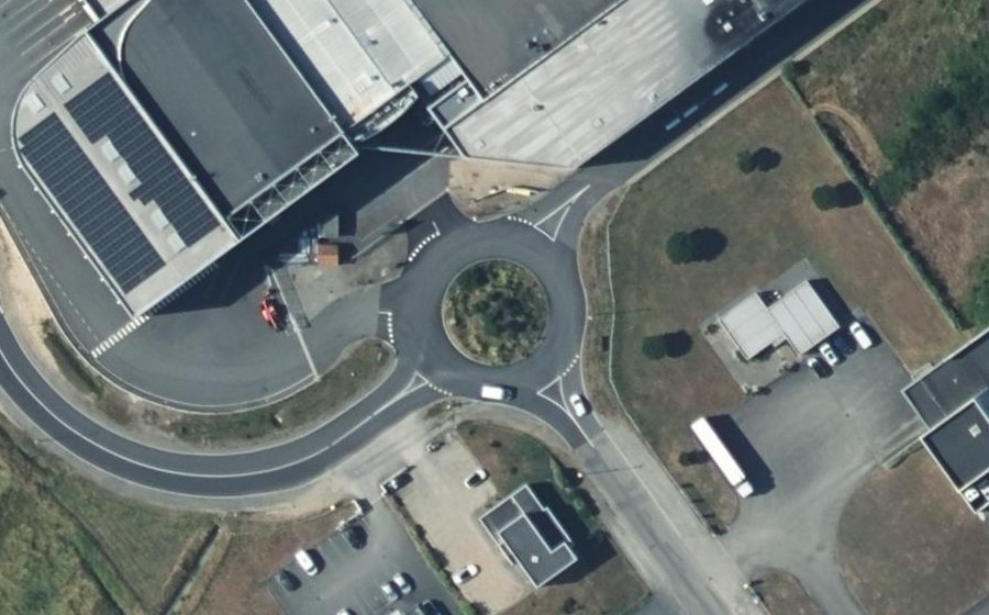 Vue aérienne du Rond-point anonyme n°88806625