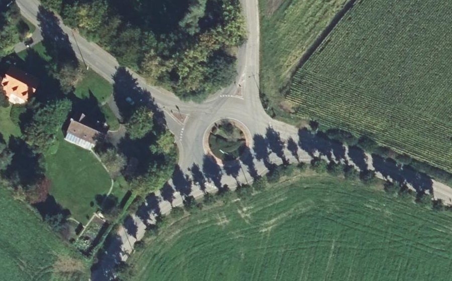 Vue aérienne du Rond-point anonyme n°88817946