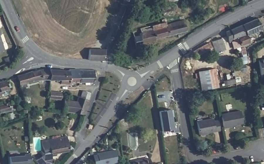 Vue aérienne du Rond-point anonyme n°888187922