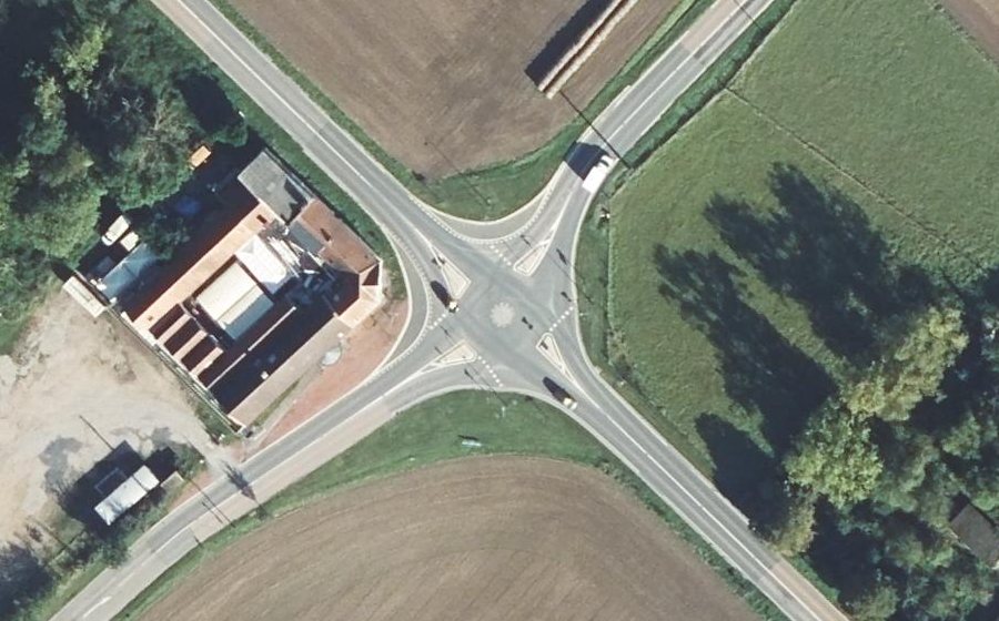 Vue aérienne du Rond-point anonyme n°888245123