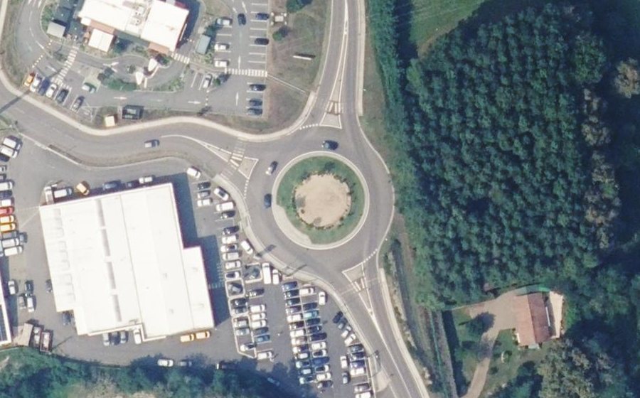Vue aérienne du Rond-point anonyme n°888450624