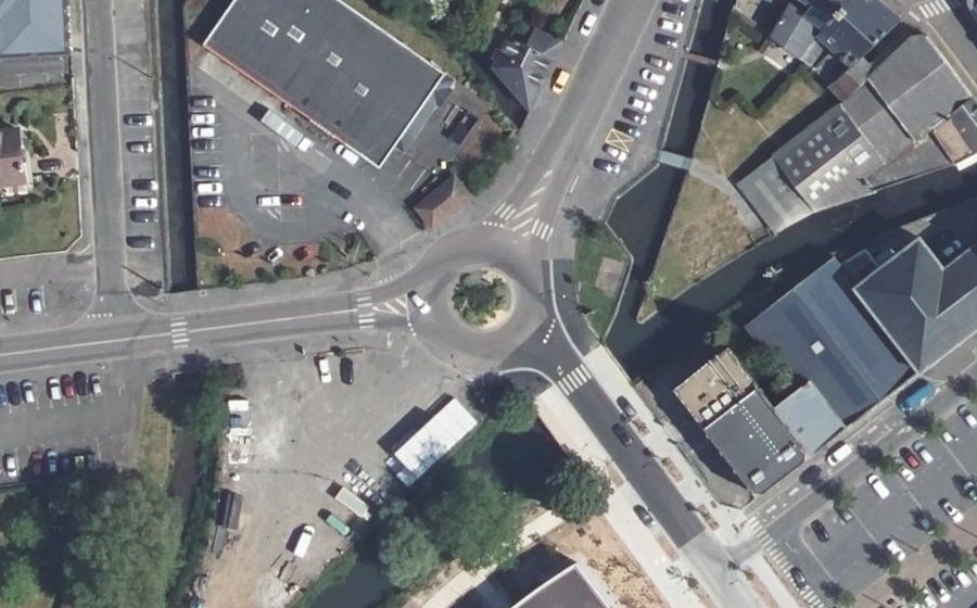 Vue aérienne du Rond-point anonyme n°888585243