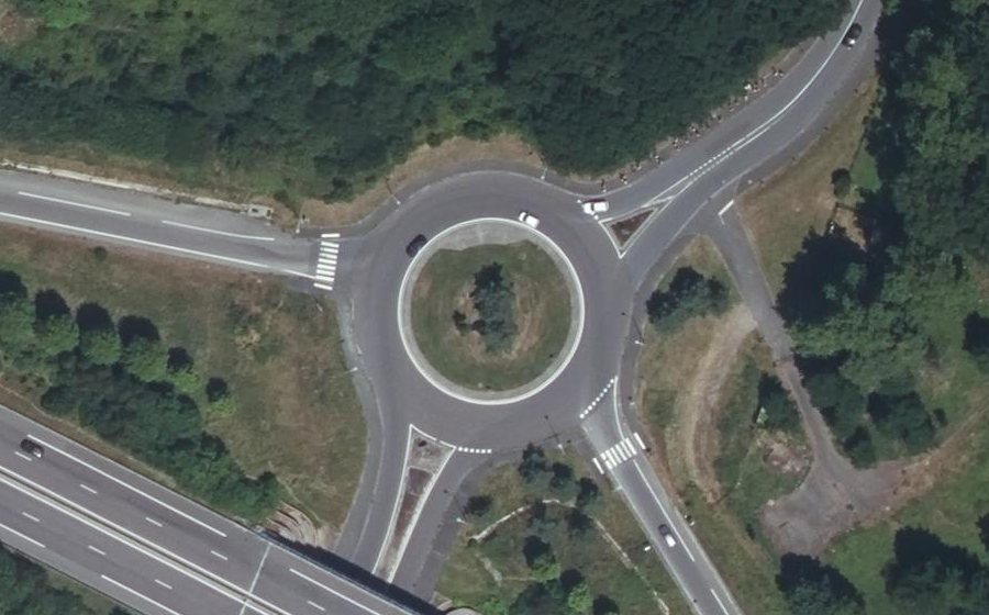 Vue aérienne du Rond-point anonyme n°88865853