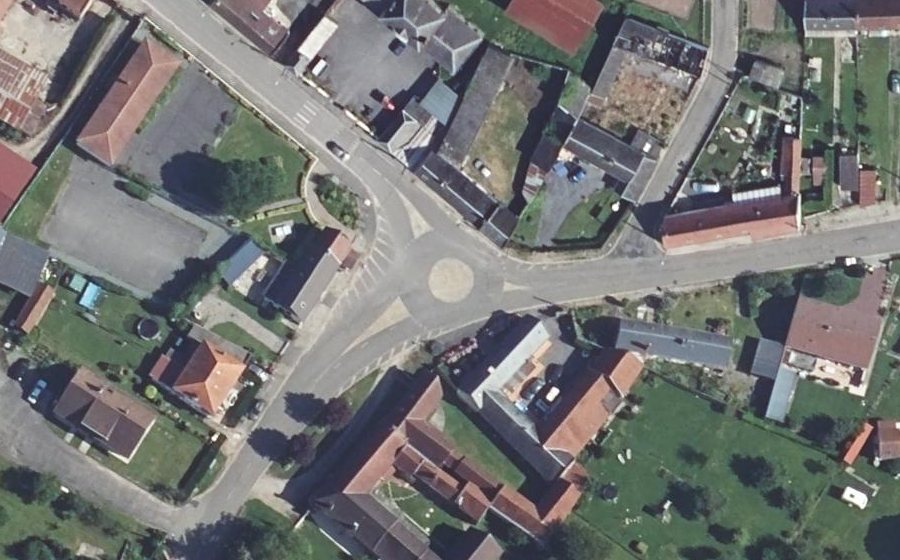 Vue aérienne du Rond-point anonyme n°888670866