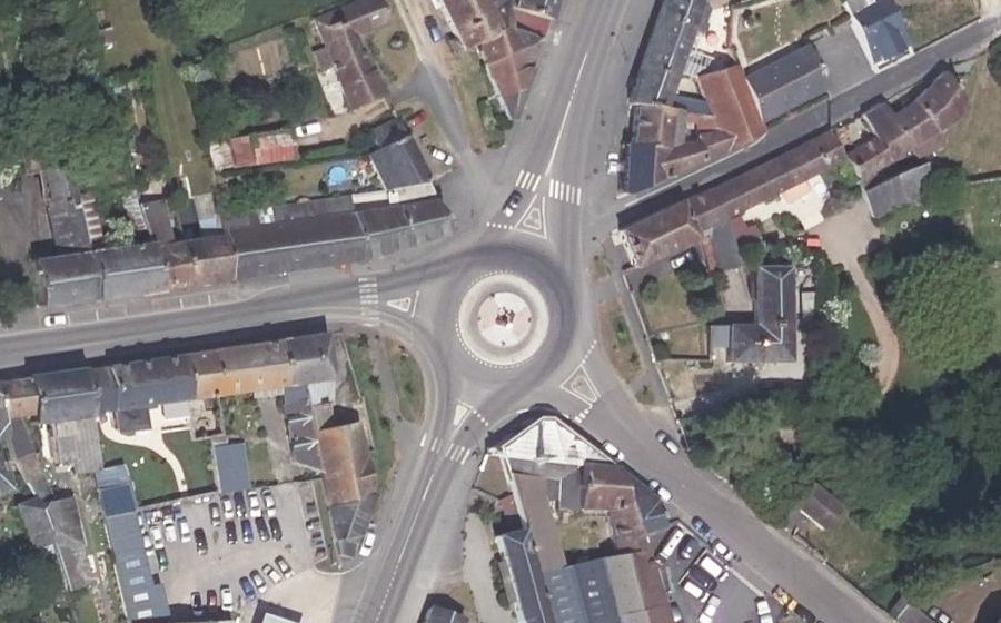 Vue aérienne du Rond-point anonyme n°888702255