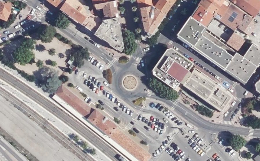 Vue aérienne du Rond-point anonyme n°889132920