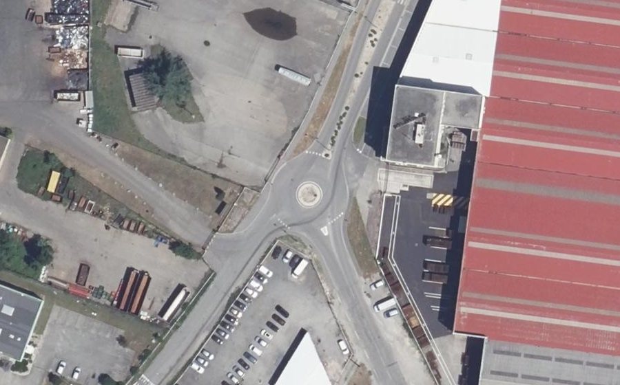 Vue aérienne du Rond-point anonyme n°889162836
