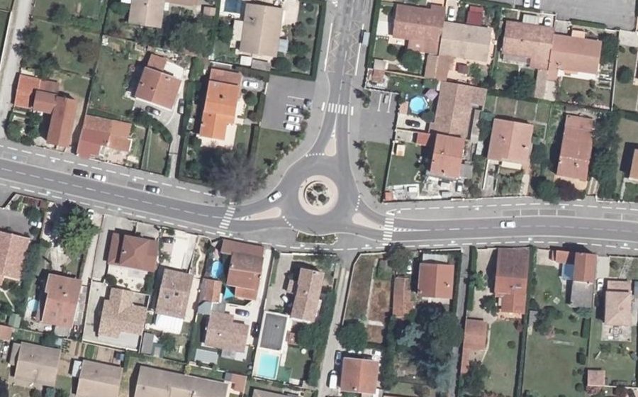 Vue aérienne du Rond-point anonyme n°889162841