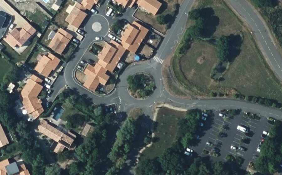 Vue aérienne du Rond-point anonyme n°88928621