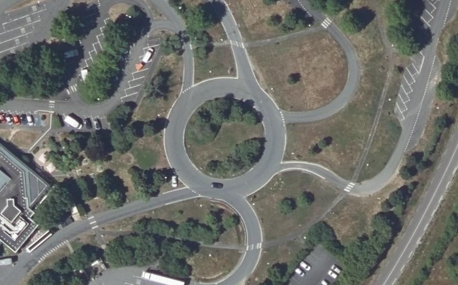 Vue aérienne du Rond-point anonyme n°88929717