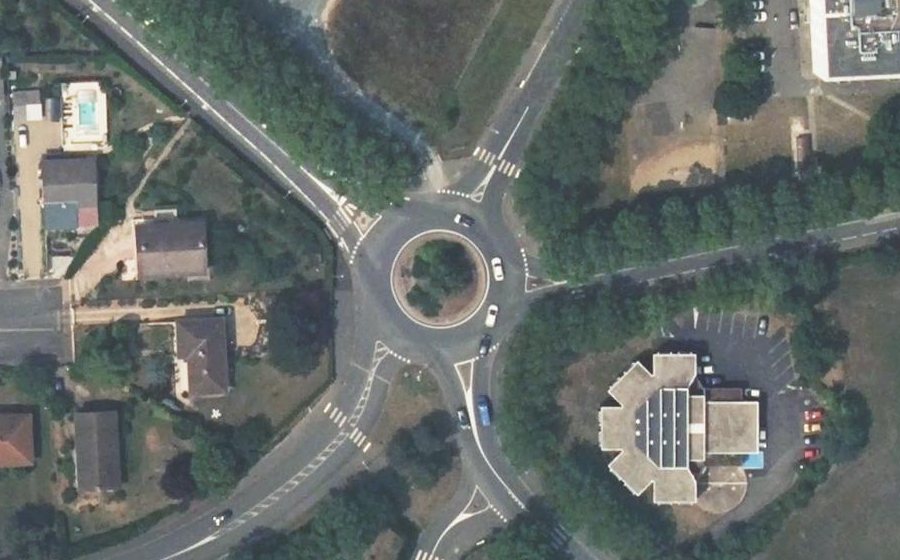 Vue aérienne du Rond-point anonyme n°889362412