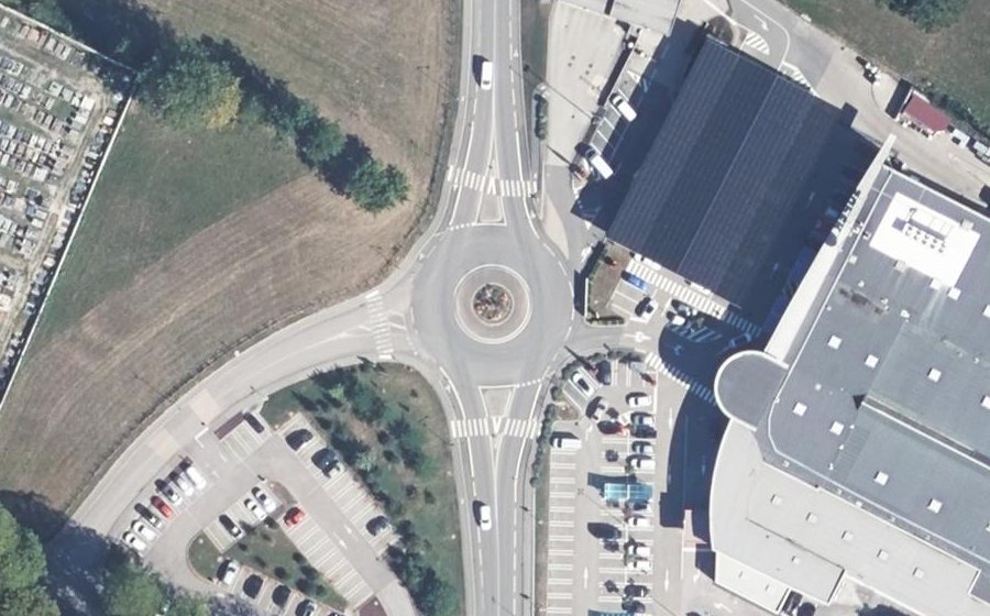 Vue aérienne du Rond-point anonyme n°889540932