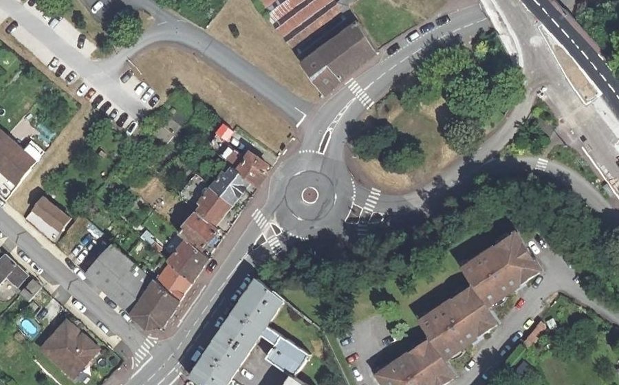 Vue aérienne du Rond-point anonyme n°889555260