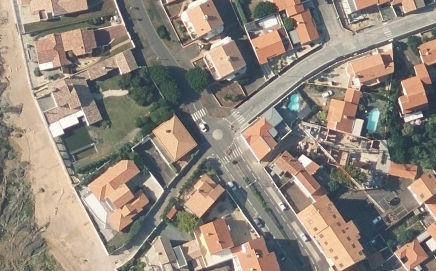 Vue aérienne du Rond-point anonyme n°88965121