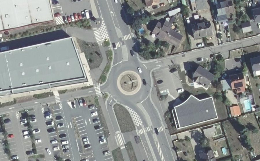 Vue aérienne du Rond-point anonyme n°890738447