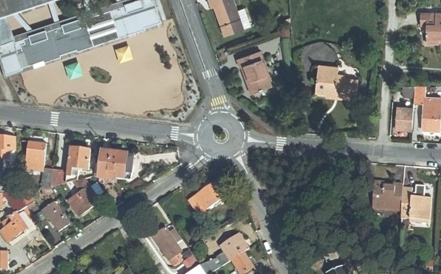 Vue aérienne du Rond-point anonyme n°892074164