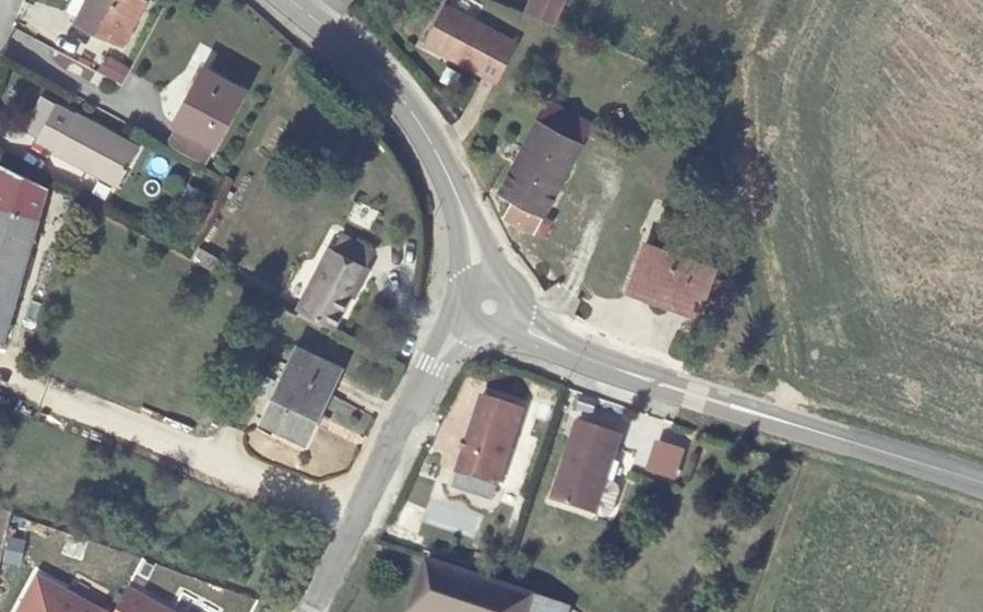 Vue aérienne du Rond-point anonyme n°892372314