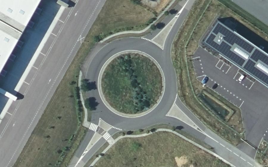 Vue aérienne du Rond-point anonyme n°892767454