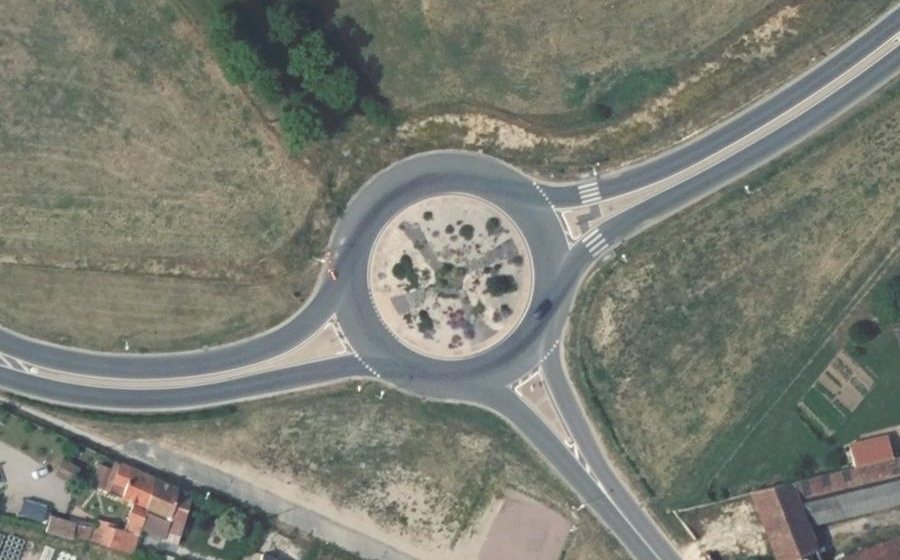 Vue aérienne du Rond-point anonyme n°892782844