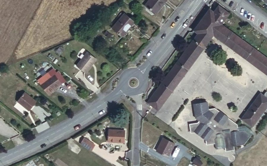 Vue aérienne du Rond-point anonyme n°892827720