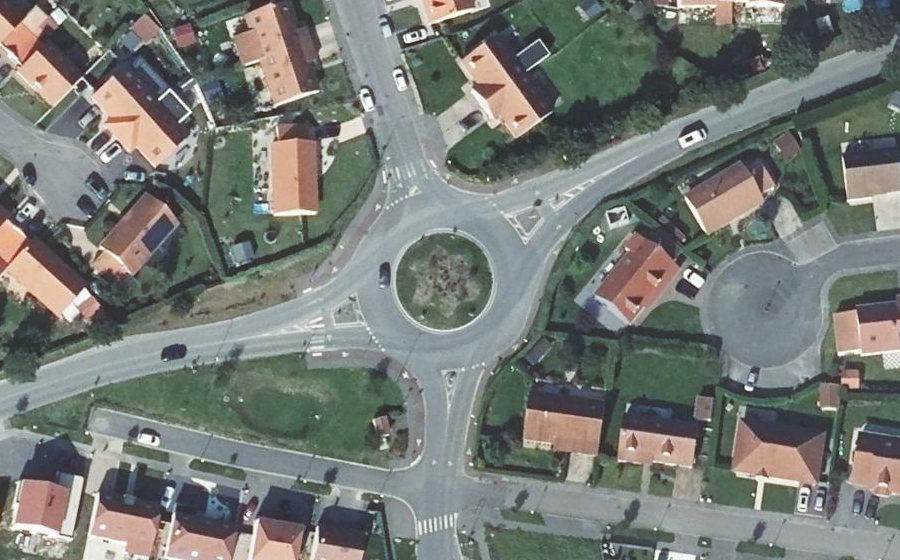 Vue aérienne du Rond-point anonyme n°892855427