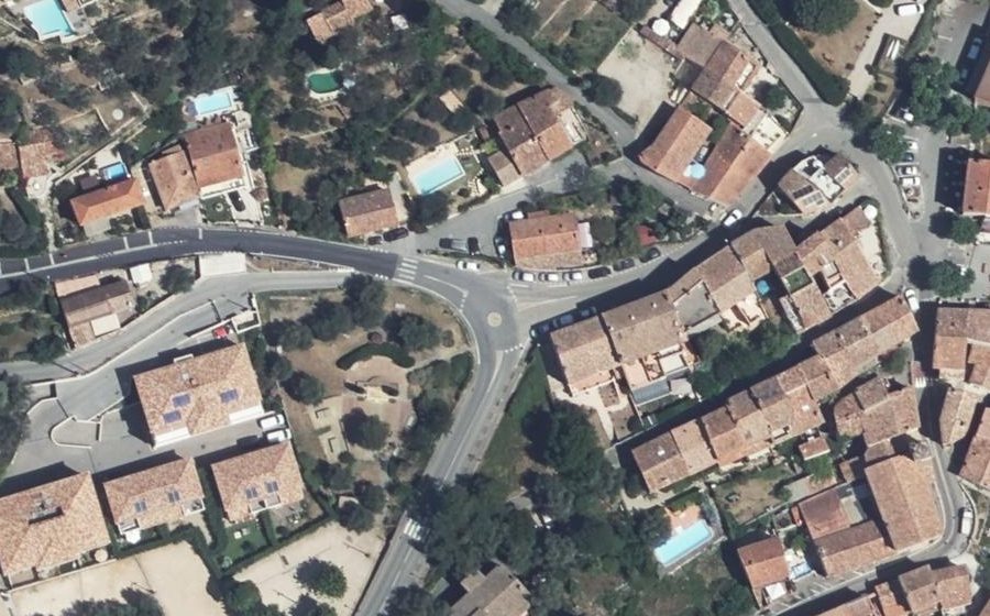 Vue aérienne du Rond-point anonyme n°893099616