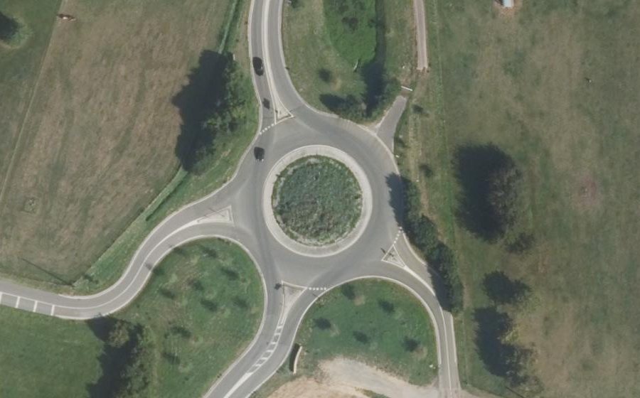 Vue aérienne du Rond-point anonyme n°893145303