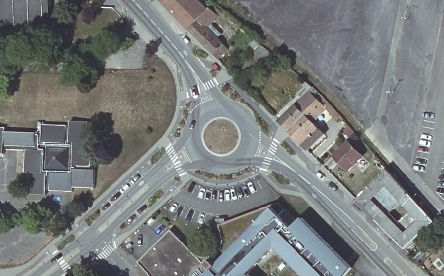 Vue aérienne du Rond-point anonyme n°893382540