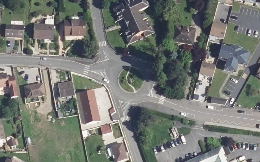 Vue aérienne du Rond-point anonyme n°89345143