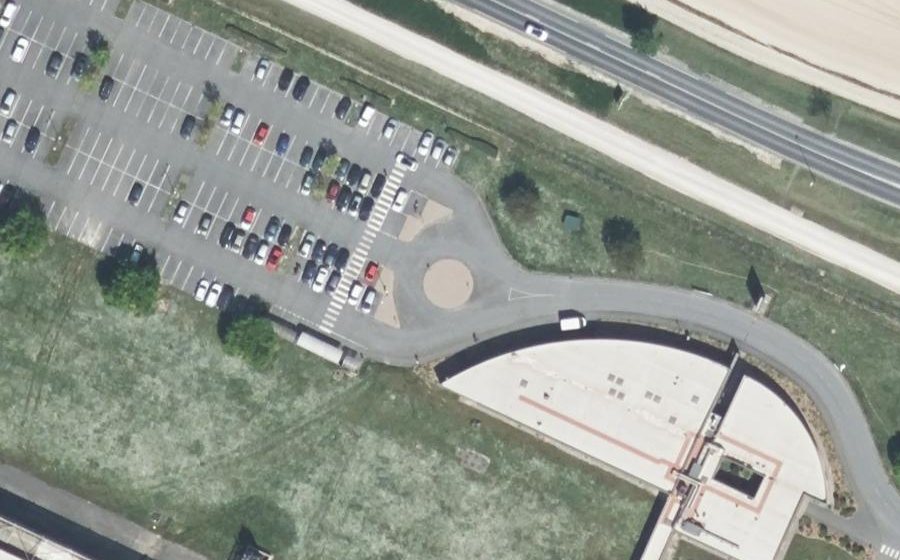 Vue aérienne du Rond-point anonyme n°893730915