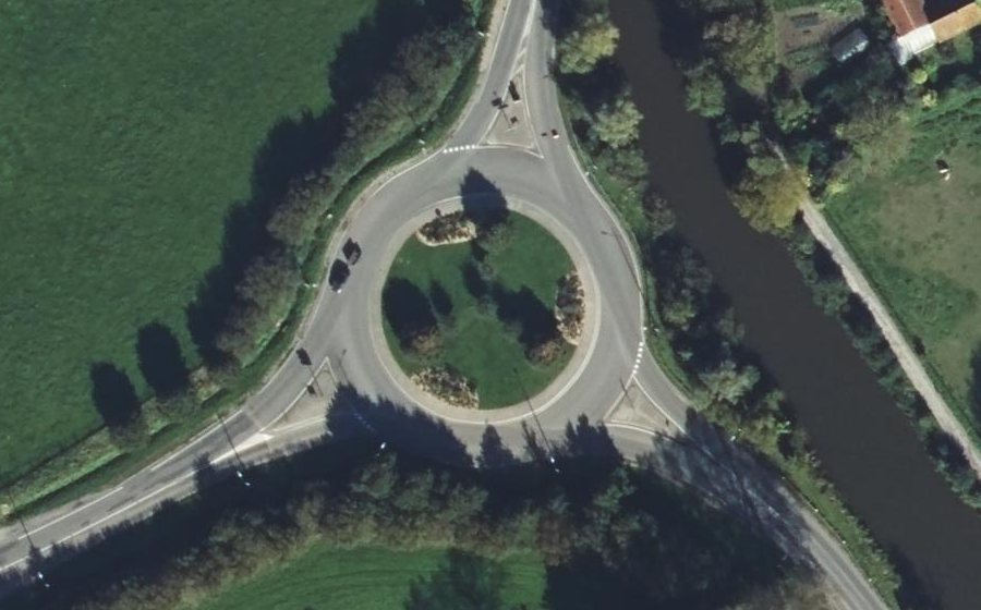 Vue aérienne du Rond-point anonyme n°89400205