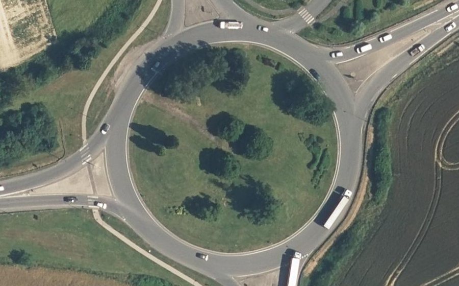 Vue aérienne du Rond-point anonyme n°894027310
