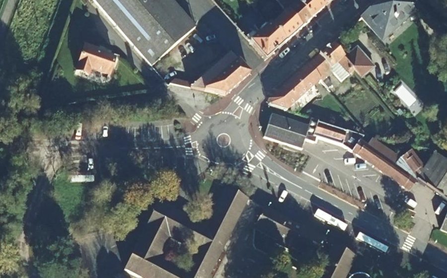 Vue aérienne du Rond-point anonyme n°894283170