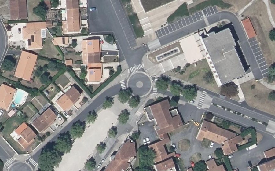 Vue aérienne du Rond-point anonyme n°894648091